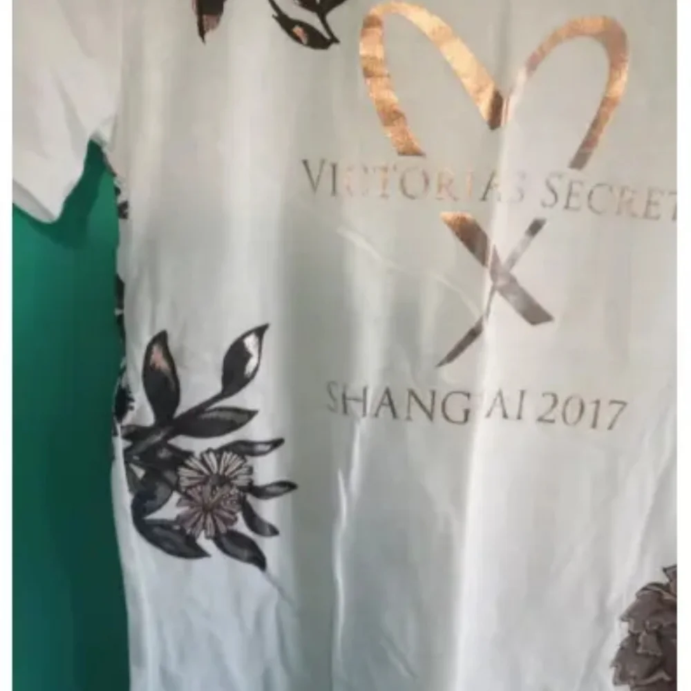 Victoria's Secret Shanghai 2017 XS With Bonus Purple Medium Length Sleeve Shirt - Picture 5 of 12